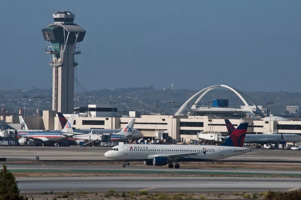 Аэропорт. Международный аэропорт Лос-Анджелеса. Лос Анджелес самолет аэропорт. Хитроу Лос Анджелес. Аэровокзал Лос Анджелес.