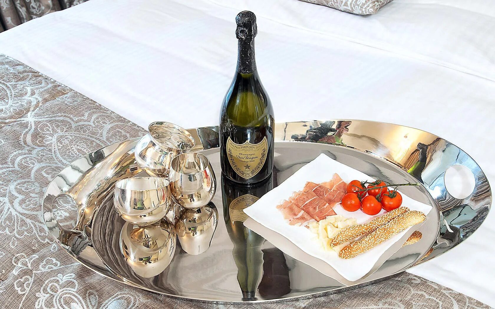 Ножки на ужин. Праздничный стол с вином. Поднос с шампанским. Стол с шампанским и закуски. Стол с вином и закусками.