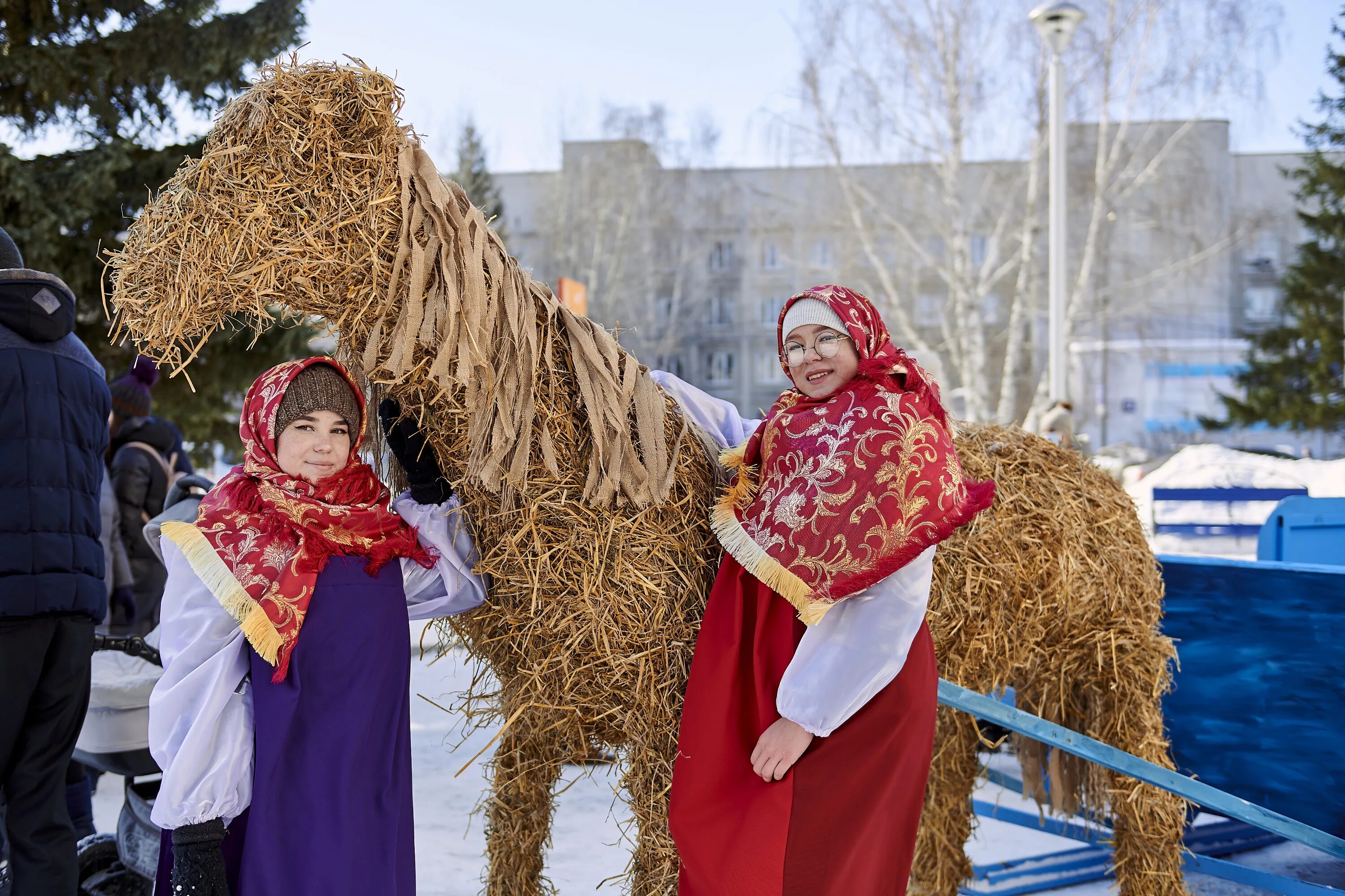 Масленица михайловка 2024. Масленица. Уральская Масленица. Масленица городской праздник. Масленица народные гуляния стол.