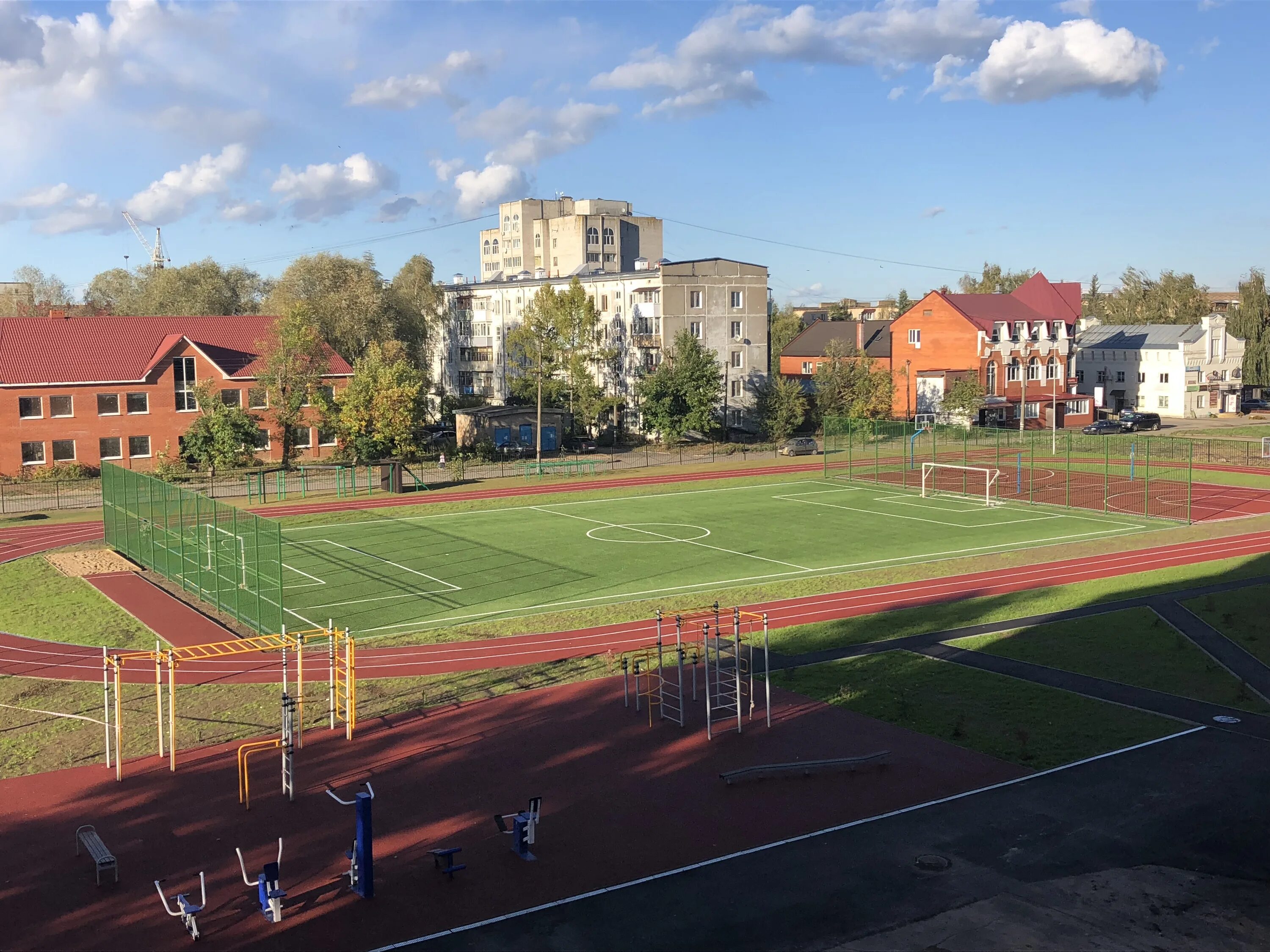 Стадион на гагарина. Стадион Гагарина Снежинск. Г.Гагарин 2 школа стадион. Городской стадион Троицк. Гагарин город стадион.