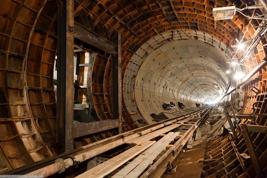 Сбойки в тоннеле метро. Перегон лесная площадь мужества 2020. Как строят метро. Строят станцию рубцовская. Демонтаж туннеля.