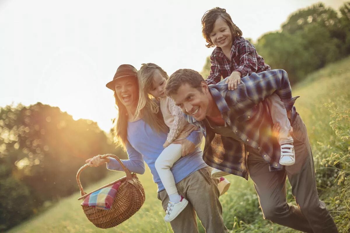 Friends family weekend. Семья веселится. Семейный уикенд. Семья развлекается фото.