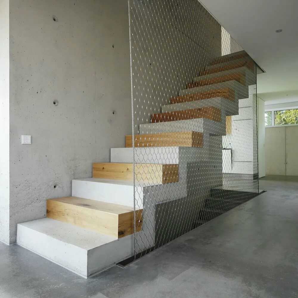 Бетонная лестница доме второй этаж. Лестница косоур сбоку монолит. Лестница монолит бетон косоур. Лестница монолитная железобетонная.