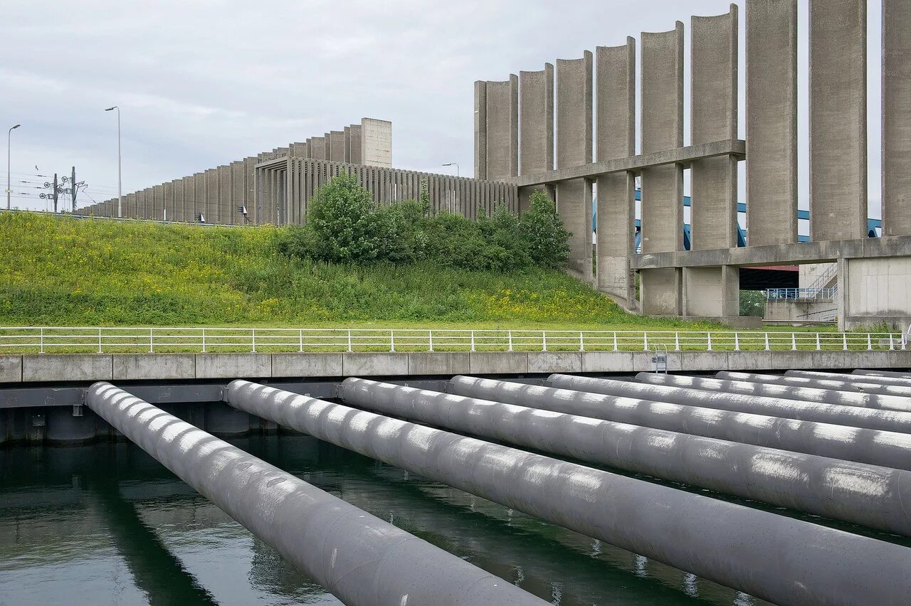 Wind wall save. Rozenburg нидерланды. Rozenburg нидерланды. Стена ветра. 10 метровая стена.