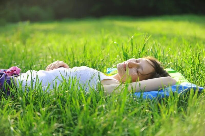 Is sleeping in the garden. Девушка лежит на траве. Девушка лежит на спине на траве.