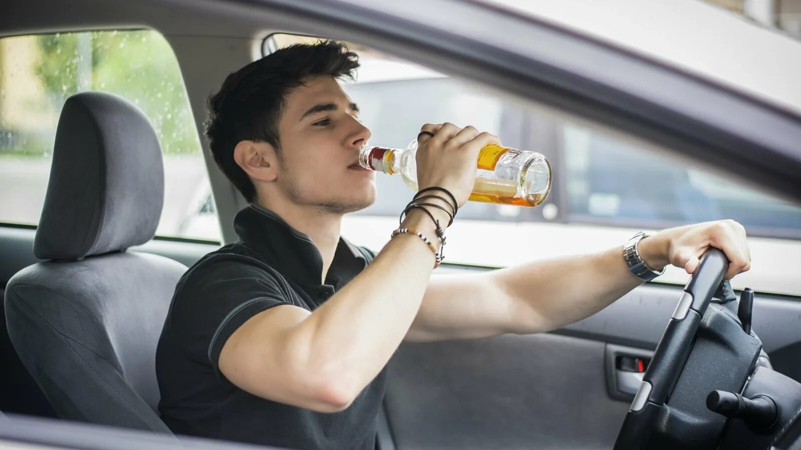 Drunk bank. Парень в машине. Красивый парень в машине. За рулем. Фотосессия мужчины с машиной.