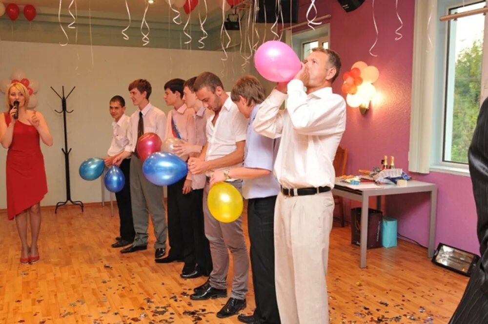 Конкурсы на юбилей видео. Конкурсы с шарами. Конкурсы на день рождения с шариками. Воздушный шарик день рождения конкурс. Конкурс с воздушными шарами на юбилей.