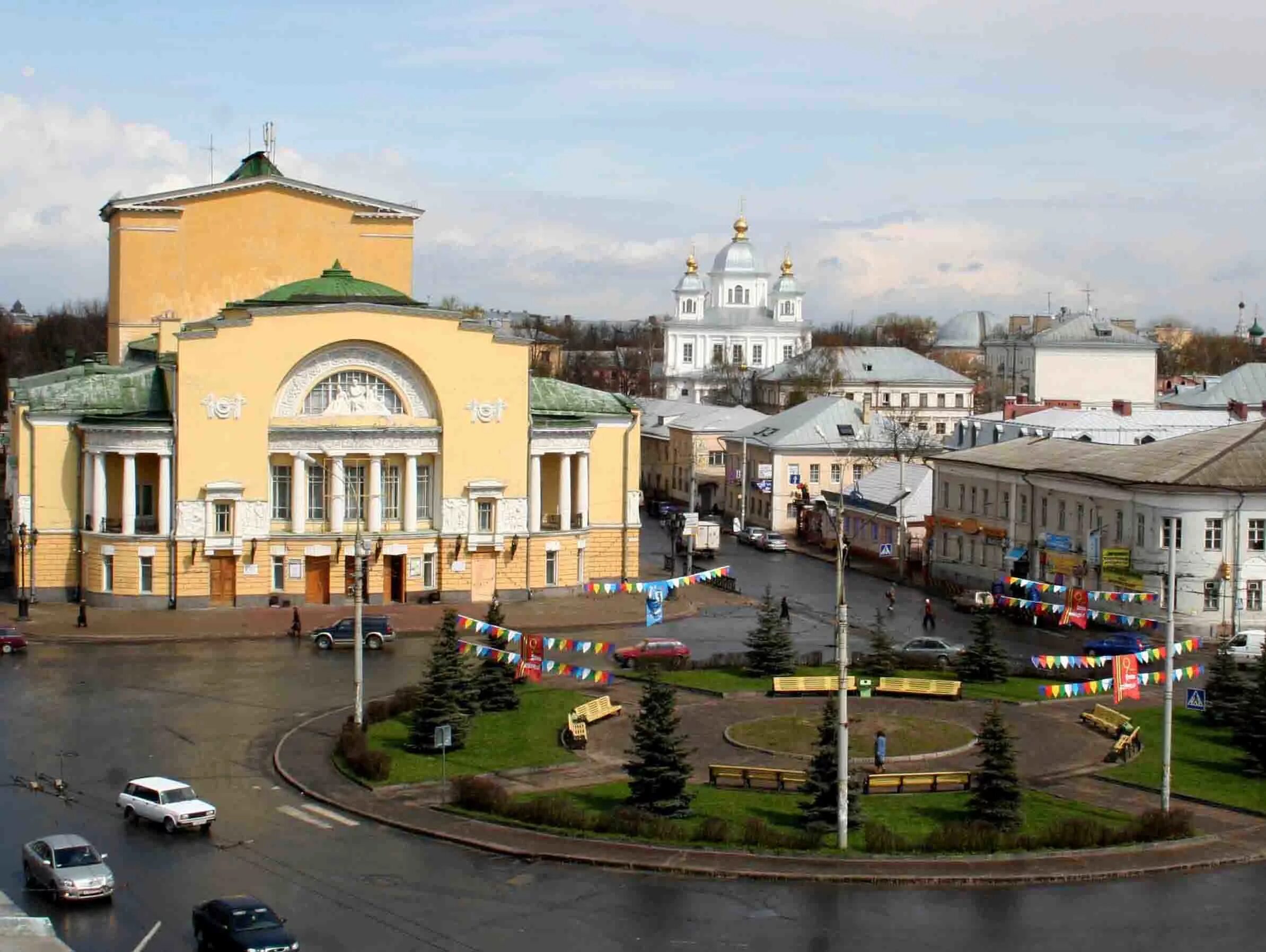 Житель города ярославля. Площадь Волкова Ярославль. Ярославль обзорная экскурсия. Ярославль центр города. Ярославль панорама.