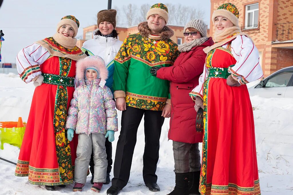 Семейные традиции масленица. Масленица семья. масленица всей семьей. масленица семья за столом.