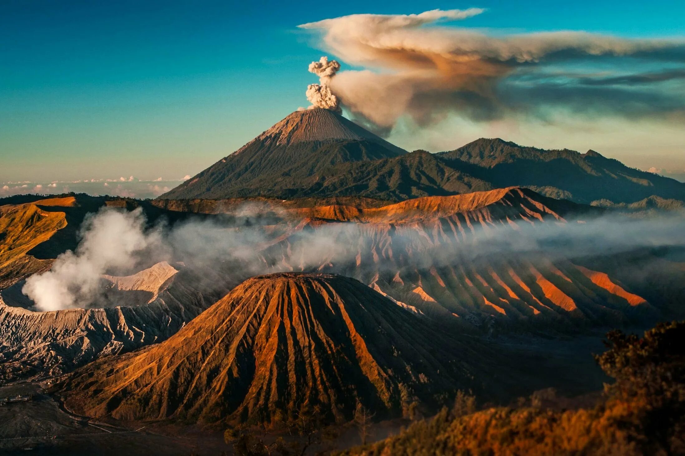 Известные вулканы на земле. Вулкан Бромо в Индонезии. Вулкан Бромо извержение. Вулкан Парикутин. Бромо-Тенгер-семеру.