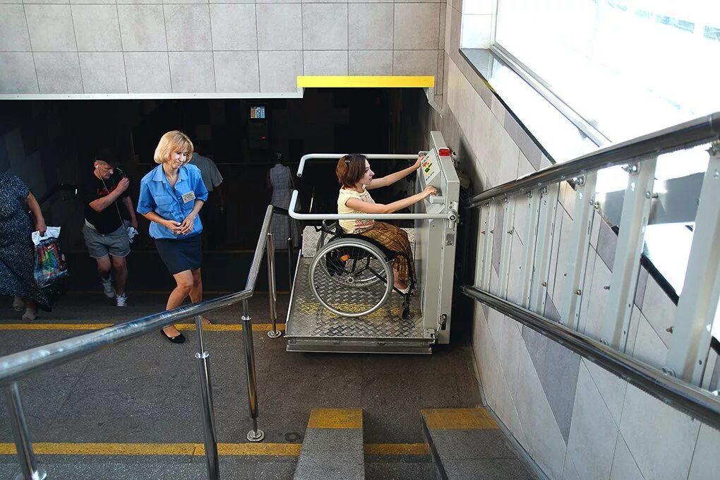 Доступное метро. Московское метро для инвалидов колясочников. Метро в Москве спуск для колясочников инвалидов. Инвалиды в метро. Лифты в метро для инвалидов.