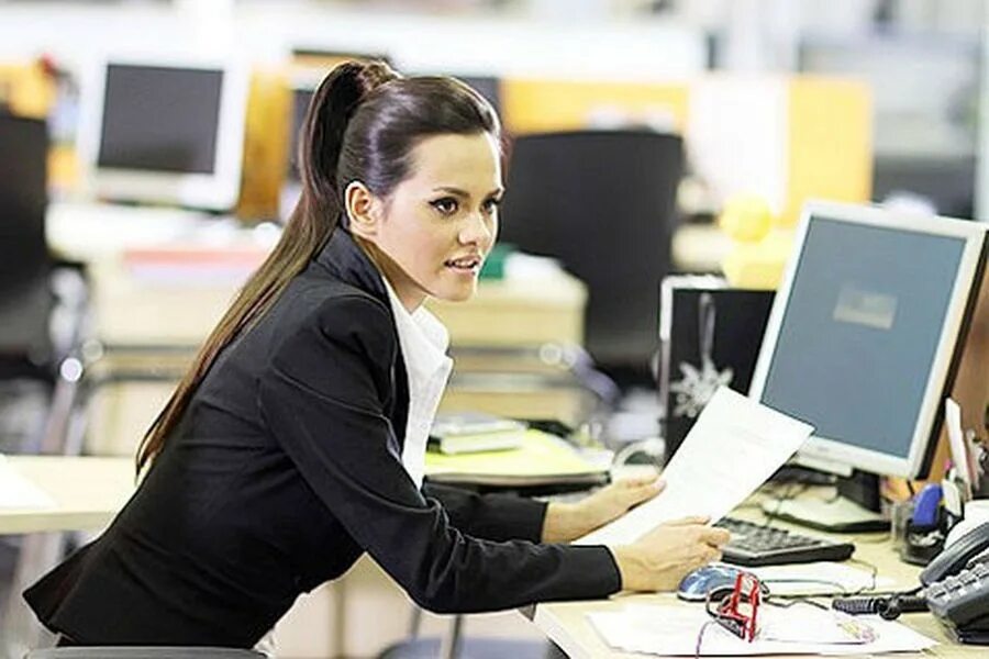 Требуется на работу. Молодые специалисты картинки. Девушка в офисе за компьютером. Нужна работница. Нужна работница.