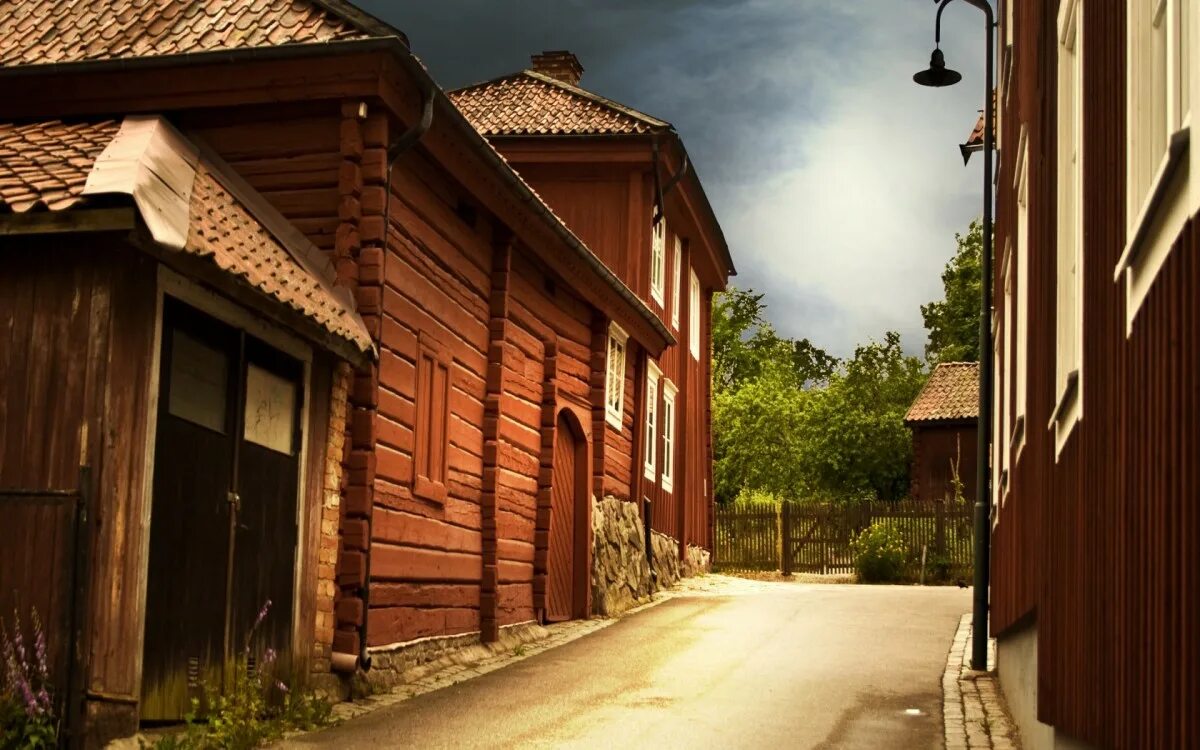 This old town. Старая улица. Улица с деревянными домами. Улочки старого города. Красивый провинциальный город.