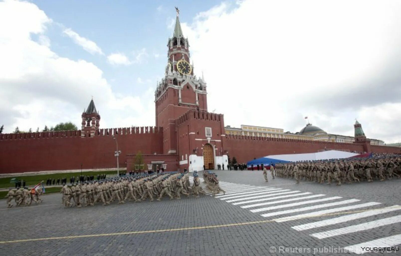 9 май кремль. Парад Кремль Спасская башня. Спасская башня парад Победы. Московский Кремль парад Победы. Спасская башня Москва 1991.