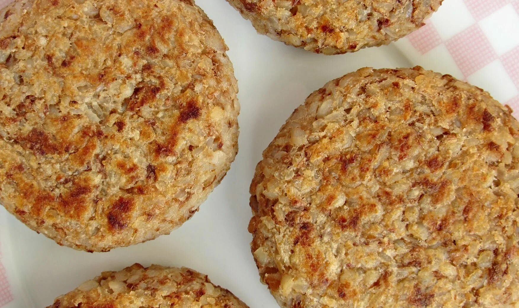 Что приготовить из оставшейся гречки. Гречанки. Что приготовить из оставшейся гречки. Гречневая котлеты биточки. Гречневые котлеты с грибами.