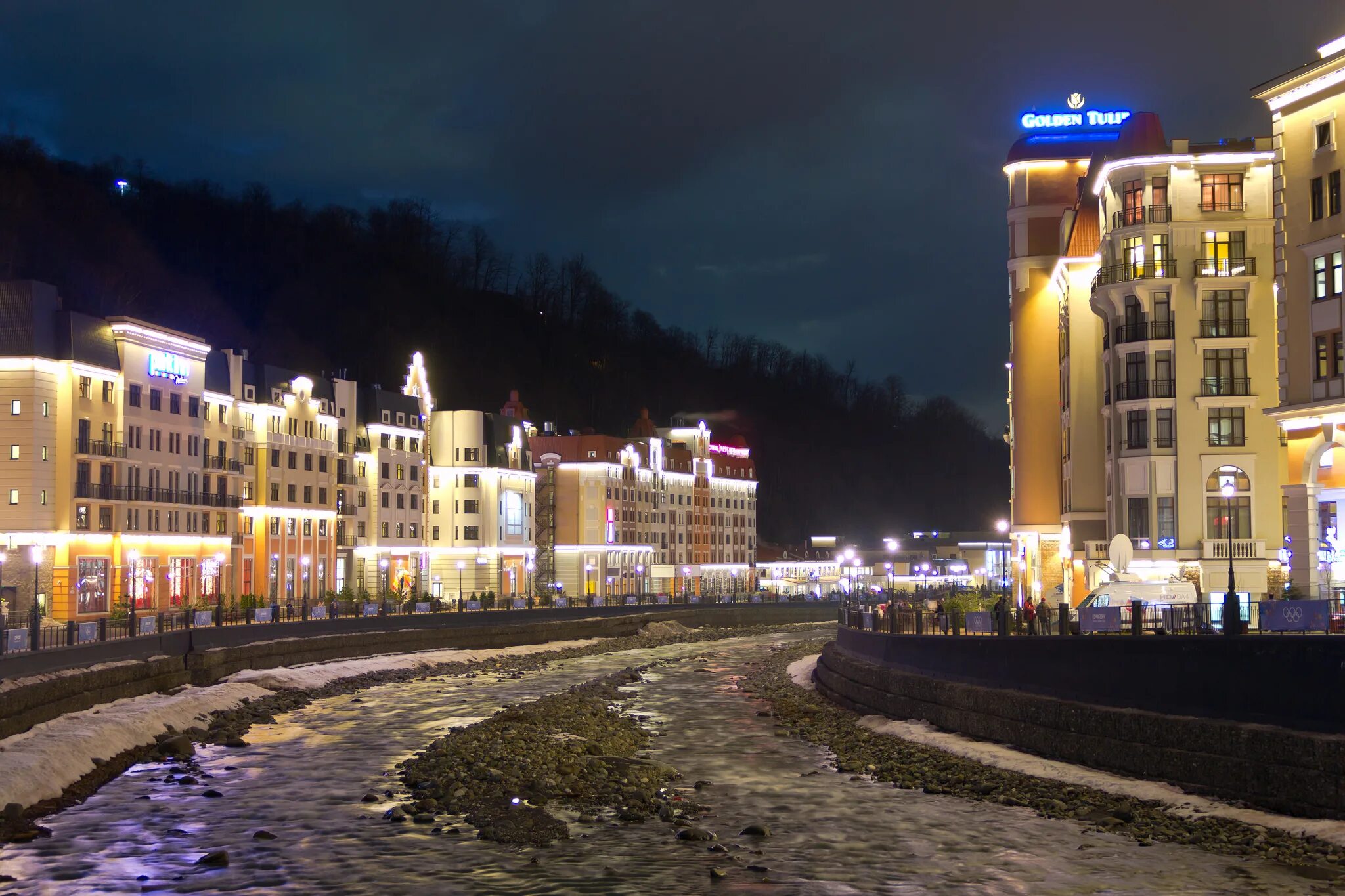 Красная поляна вечернее. Красная поляна вечернее. Газпром сочи горнолыжный курорт. Красная поляна сочи. Красная поляна вечернее.