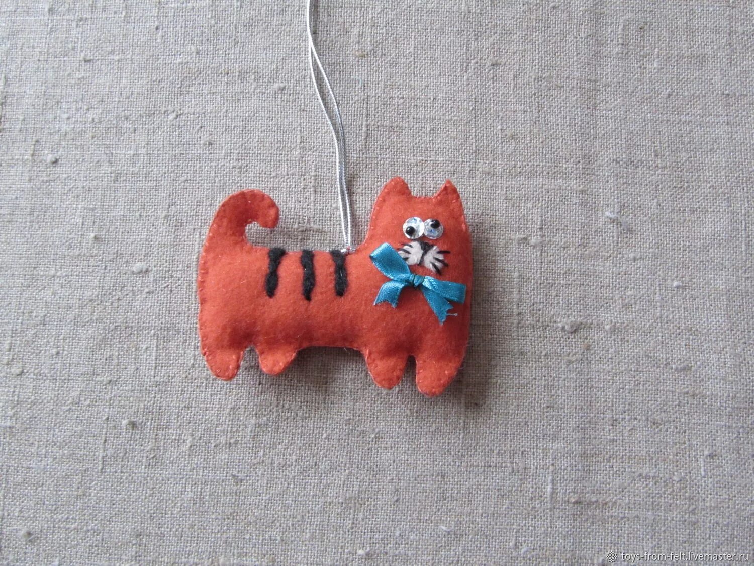 Поделки из фоамирана на новый год. Символ года из джута. Сделать символ 2023. Кролик из фетра. Кошки брошки из эпоксидной смолы.