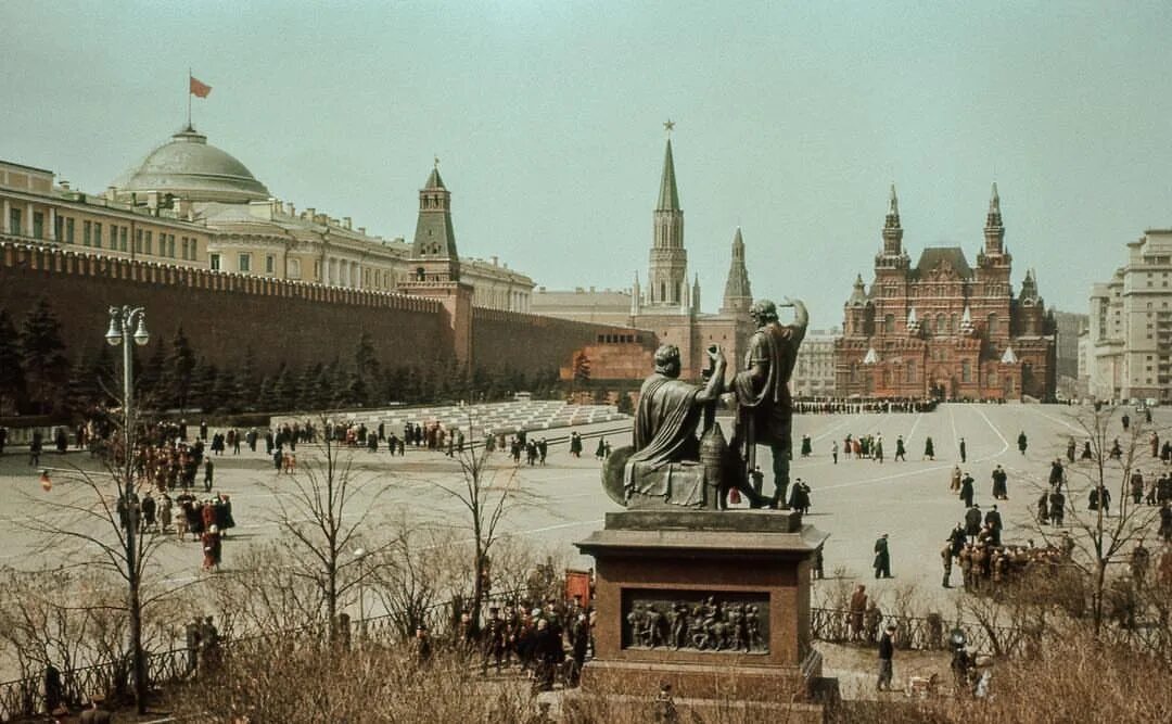 1957 год первый в истории. Москва красная площадь 1957. Красная площадь 1934. Площадь революции красная площадь. Красная площадь в 1957 году.