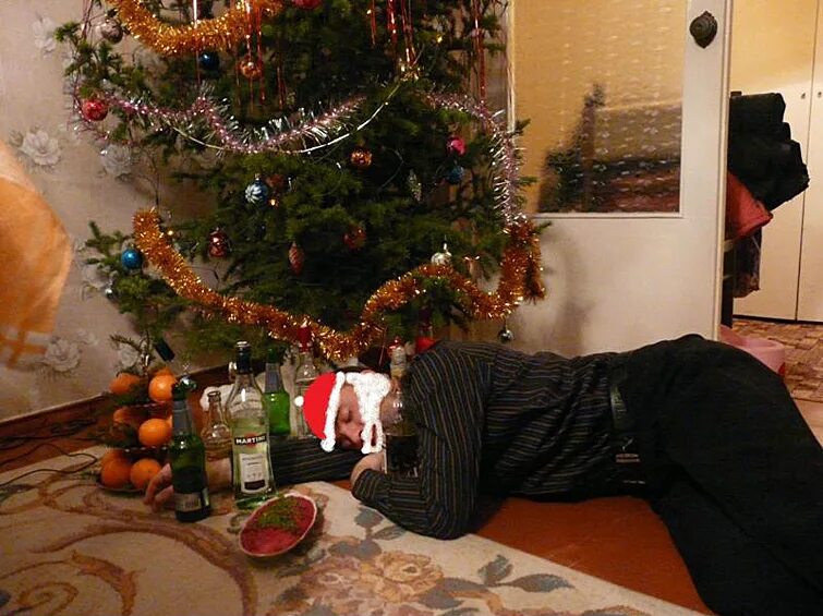 Работаем после нового года. Мужик под елкой. Парень под елкой. Уснул под елкой.