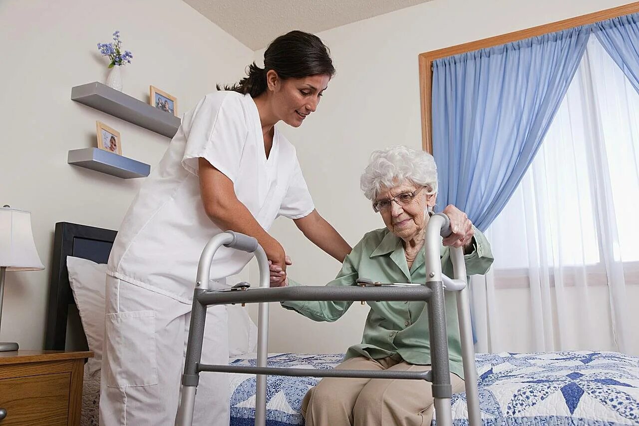 Медсестра и пожилой человек. Стационар для пожилых. Пансионат для пожилых людей после инсульта. Лежачий больной.