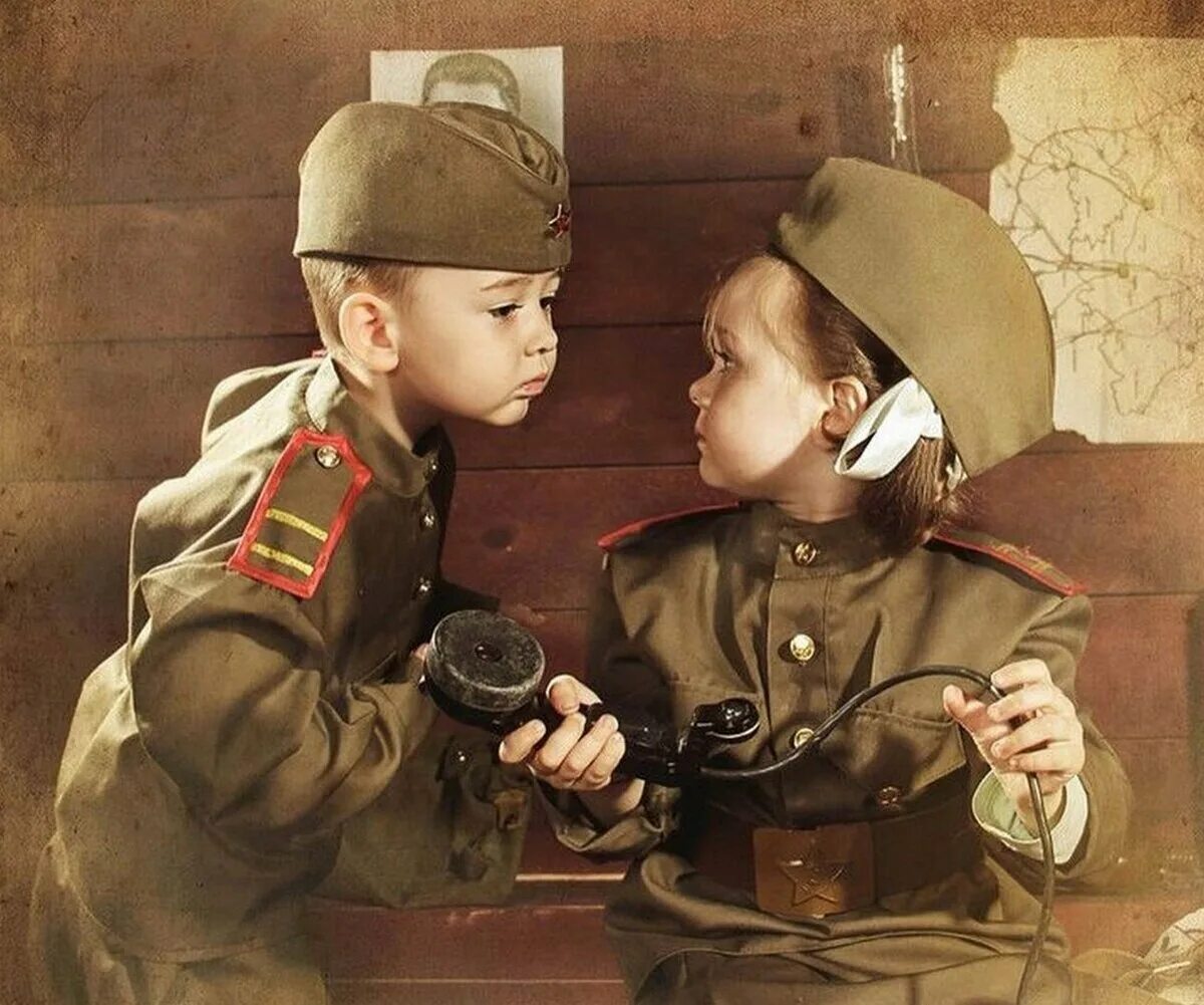 Младший брат войны. Детская фотосессия в военной форме. Малыш в военной форме. День Победы для детей. Дети в военной форме на 9 мая.