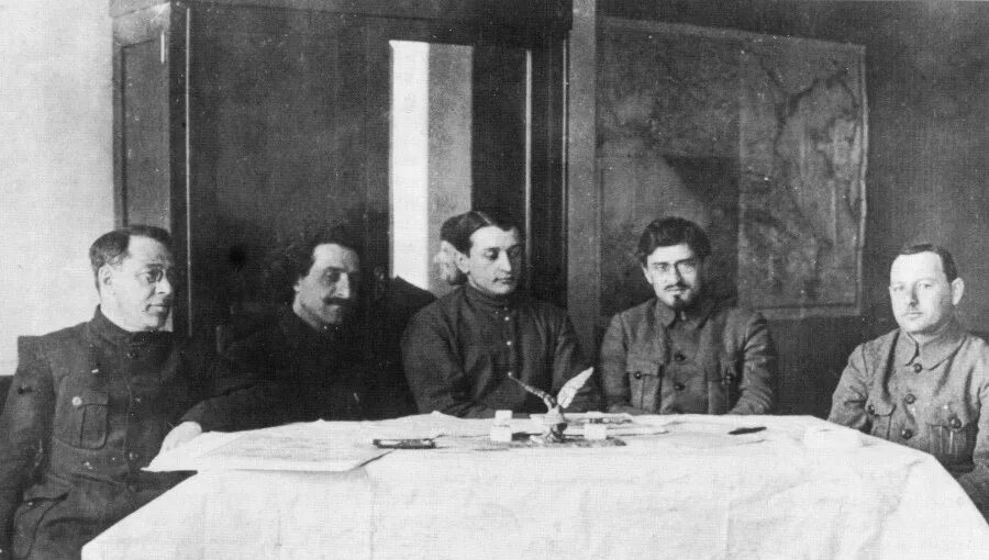 Революционный военный совет год. Серго Орджоникидзе в 1921 году. Серго Орджоникидзе и Сталин. Закавказский комиссариат 1918. Меньшевистский Закавказский комиссариат.