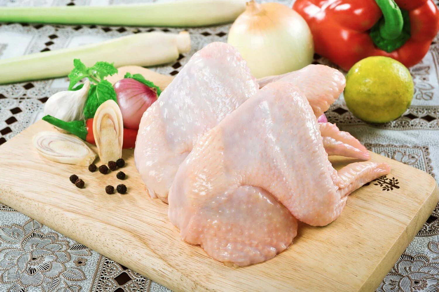 Кура польза и вред. Охлажденное куриное мясо. Курица полуфабрикат. Курица охлажденная. Охлажденная куриная продукция.