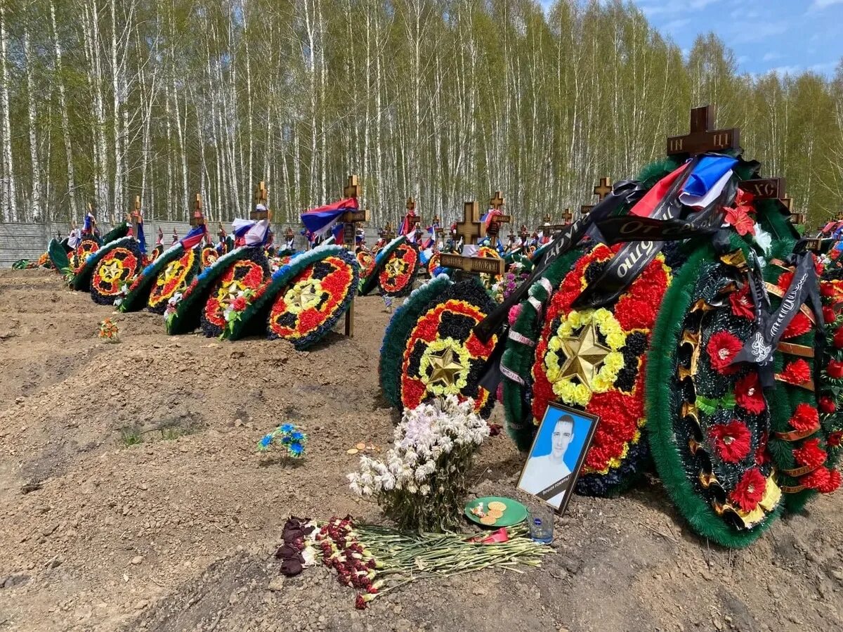 Кладбище похороненных сво. Могилы ЧВК Вагнер. Детские кладбища. Мемориальное кладбище Вагнер.