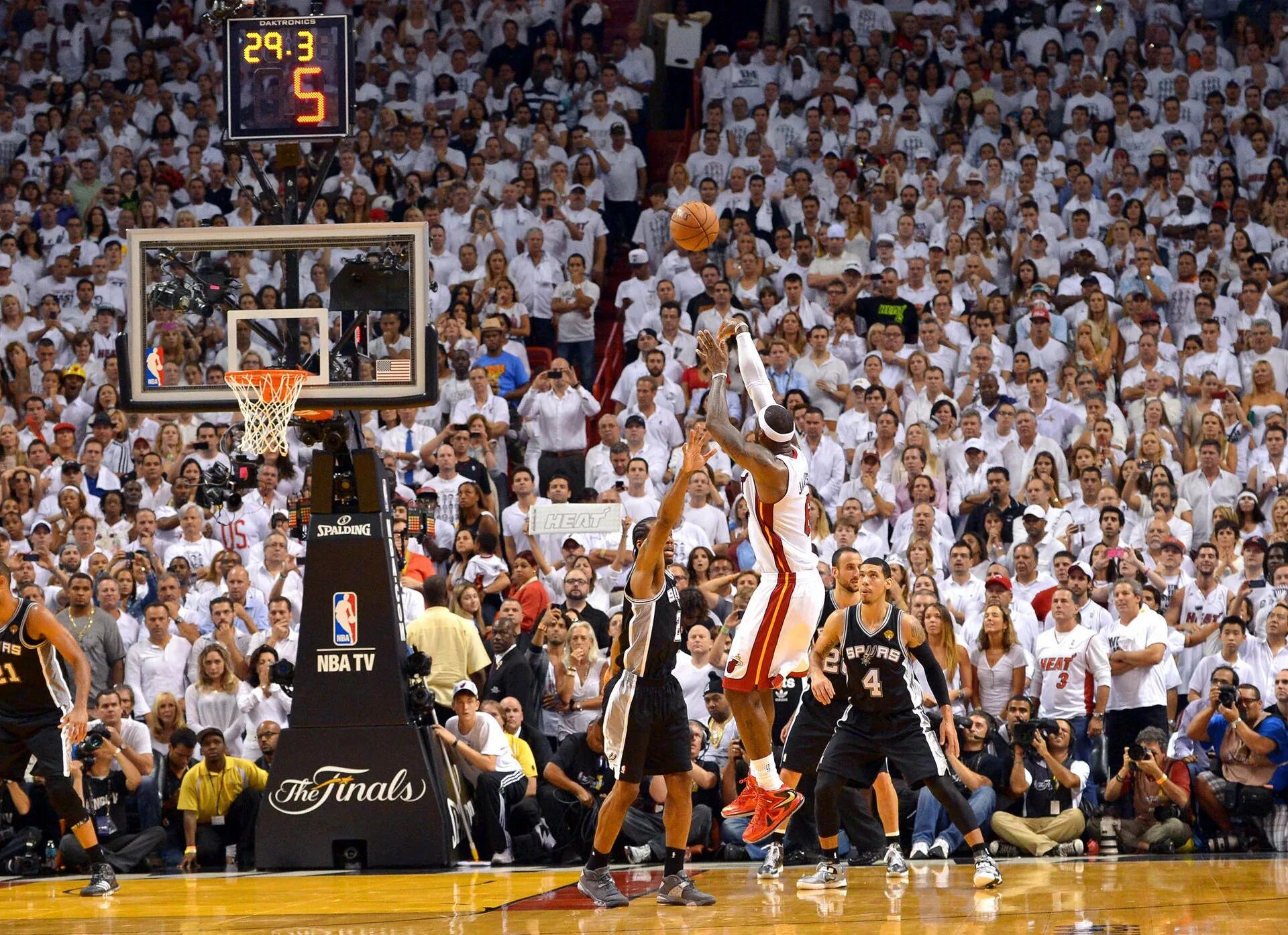 Final 2013. Майами 2013 баскетбол. Чемпионы НБА 2013. LEBRON James Streetball. NBA 2013 игра.