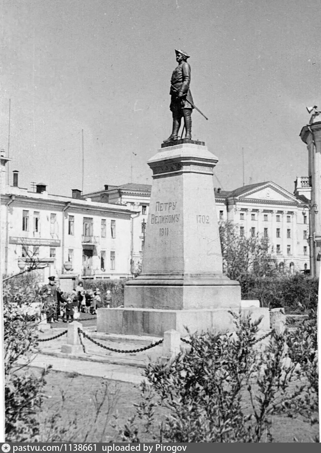 Почему памятник петру 1 стоит в архангельске. Памятник Петру великому в Архангельске. Памятник Петру первому в Архангельске. Памятник Петру 1 1960.