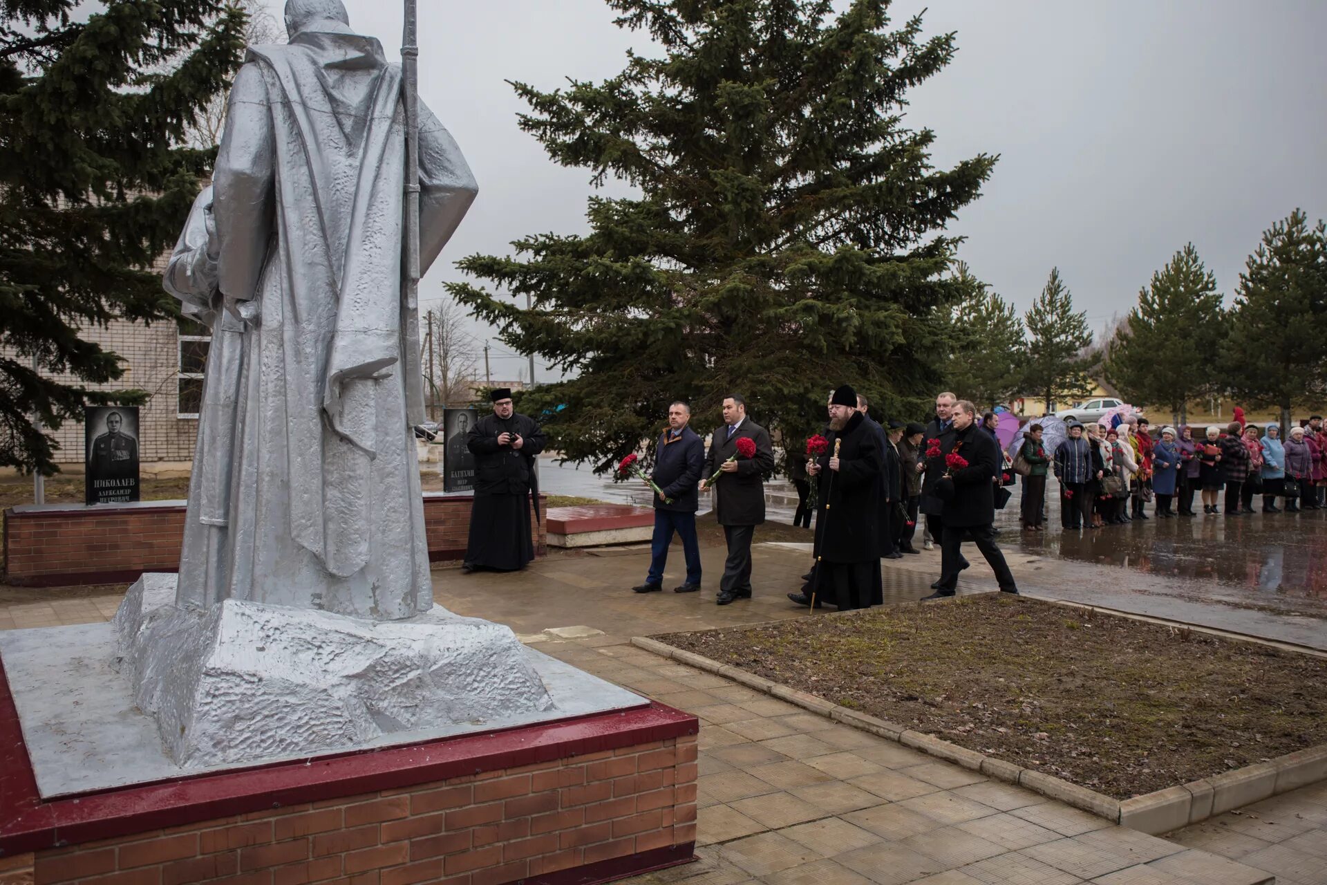 Кесова гора тверской области погода. Кесова гора парк Победы. Площадь Победы Кесова гора. Кесова гора памятник. Кесова гора Тверской области.