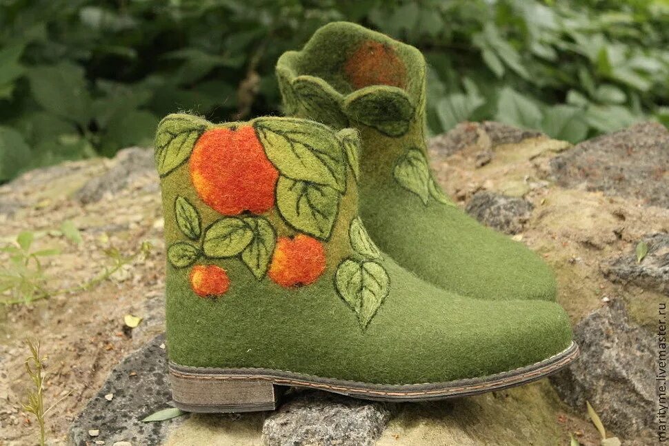 фелтинг. валяные украшения из шерсти. легкие предметы из шерсти. предметы из шерсти. шерсть для валяния валенок.