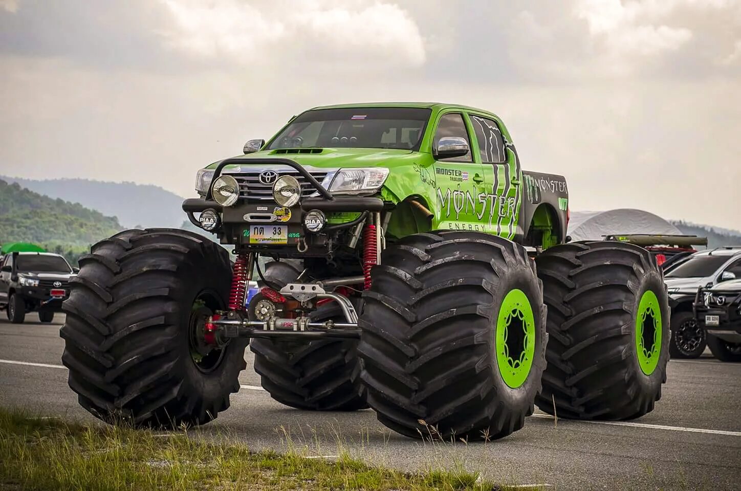 Монстр трак Bigfoot. Машина бигфут монстр трак. Бигфут Chevrolet. Тойота бигфут. Максимально большие колеса