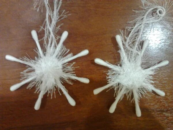 Поделка снежинка. Снежинки средняя группа. Украшения из ваты. Снежинки поделки для детей. Как сделать снежинки из ваты.