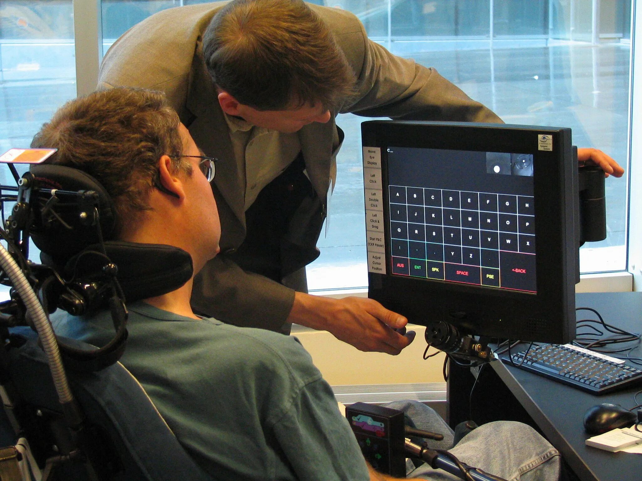 Ru с помощью которого можно. Компьютер для инвалидов. Людей с ограниченными возможностями компьютер. Технологии для людей с ограниченными возможностями. Технологии для инвалидов.
