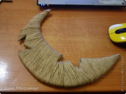 месяц нитками. новогодний декор месяц своими руками. поделка полумесяц новогодний. новогодний месяц из джута. ловец снов из пряжи.