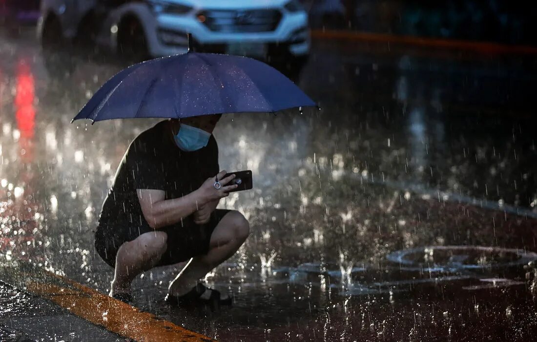 Rain hits. Проливной дождь картинки. Yomg'Irlar. Девушки после дождя в Пекине. Ozoda Yomg'irlarda.