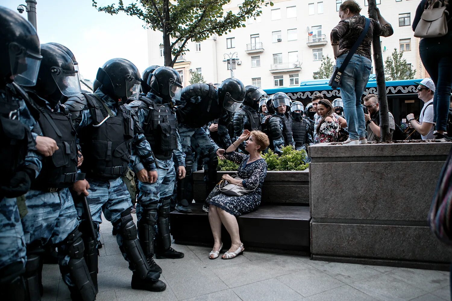 Толпа ОМОНА. Росгвардия на митинге. Росгвардия на митинге в Москве. Толпа полиции. Омон на улицах