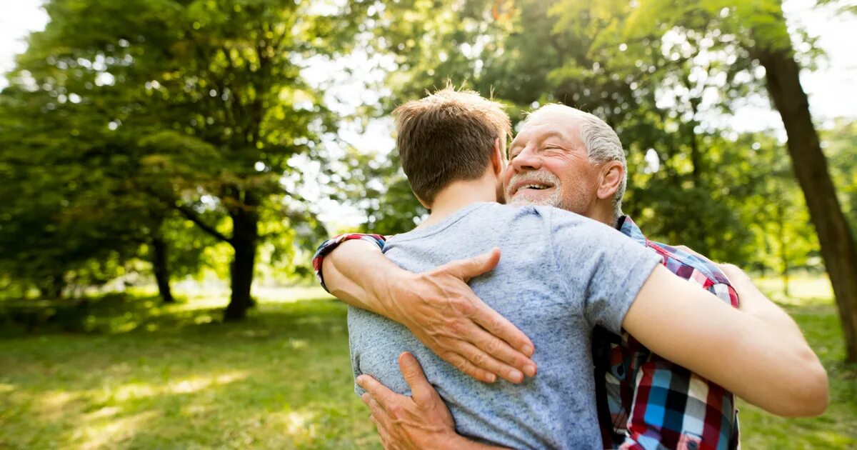 Old man daddy. Объятия с родителями. Отец обнимает сына. Объятия с папой. Любовь к родителям это.