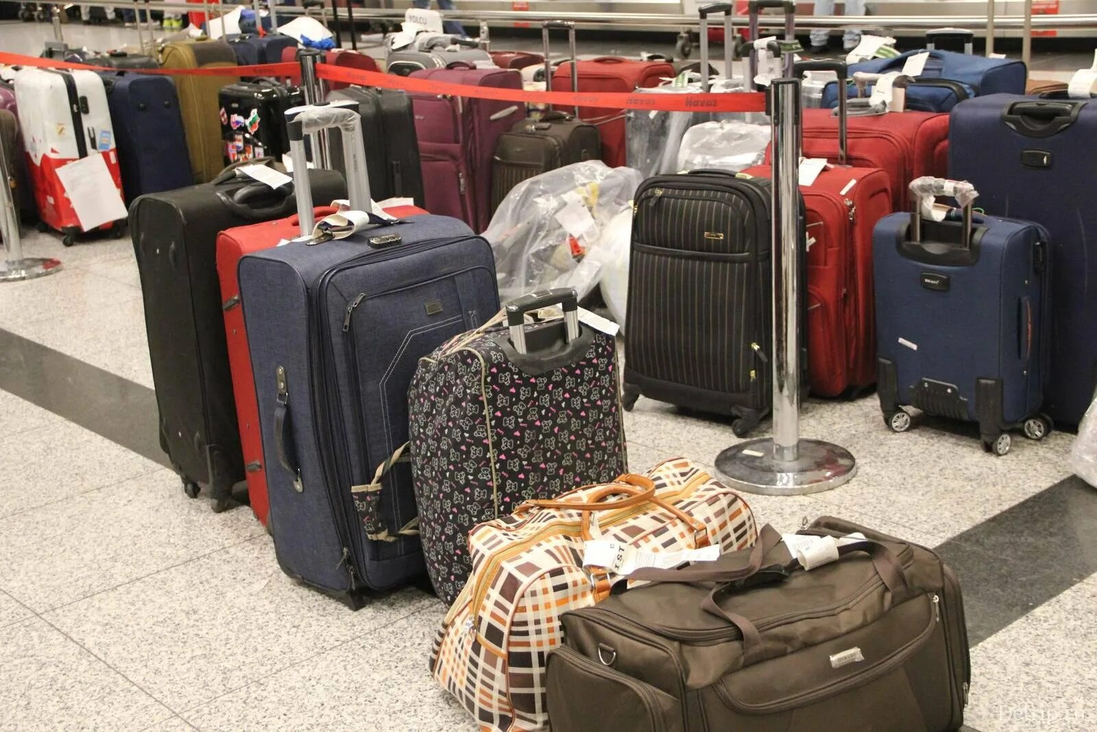 Чемодан в аэропорту. Огромный чемодан. Чемодан для багажа в самолете. Багажные сумки для самолета.