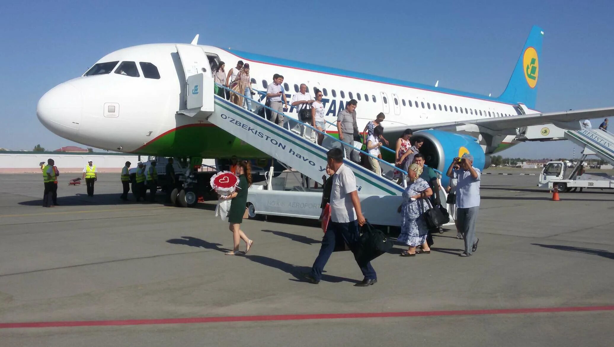 Аэропорт узбекистана ташкент. Аэропорт Uzbekistan Airways аэропорт. Международный аэропорт Ташкент имени Ислама Каримова, Узбекистан. Аэропорт Нукус Узбекистан.