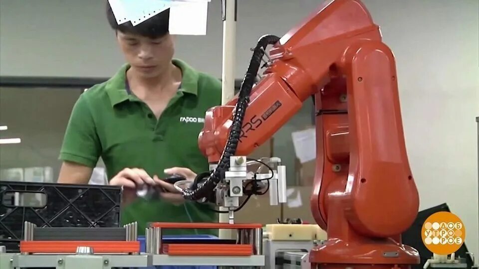 Роботы рабочие места. Китайское производство роботы. промышленные роботы китай. китайские роботы манипуляторы. фабрика роботов в китае.