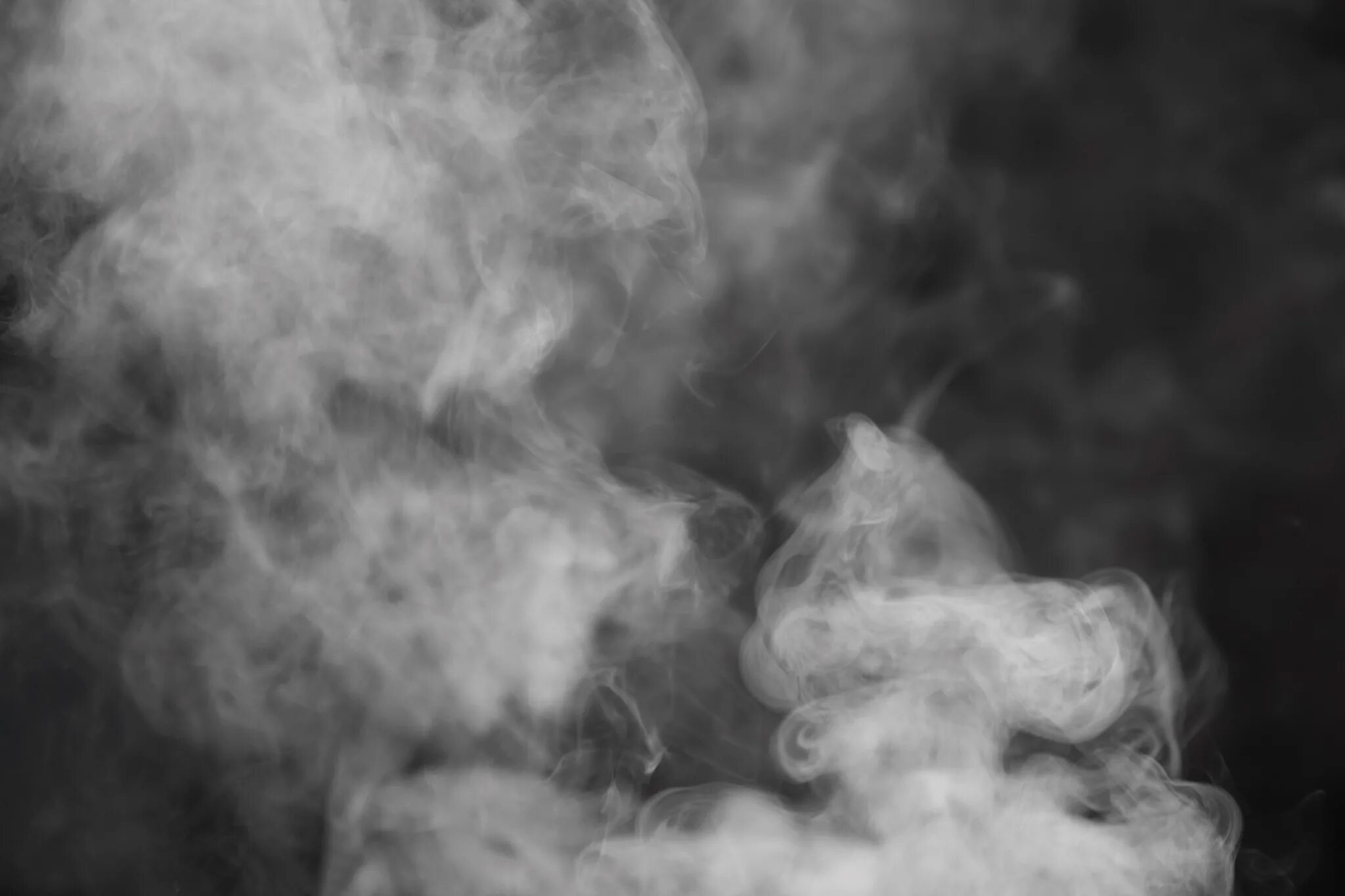 Густой дым. Дымчатая текстура. Эффекты дыма для превью. Дым на черном фоне. Серый фон с дымом.