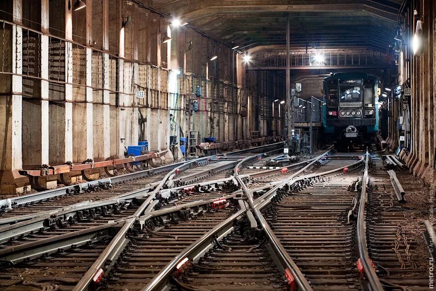 Поезд призрак в московском метро. Задачи на движение 5 класс. Детский вокзал. Вокзал для детей. Ехал конечную станцию.