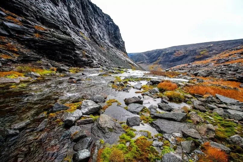 Апатиты кольский полуостров. Мурманск ловозерские тундры. Горы кольского полуострова. Кольский полуостров горы хибины. Крупнейший горный массив кольского полуострова.