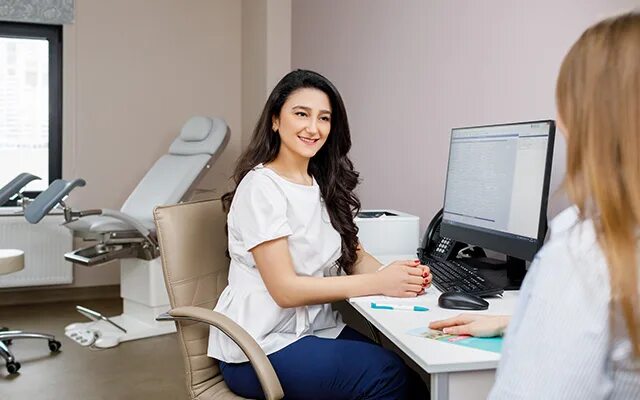 врачебная деятельность. московские медицинские учреждения. эндоскоп шторц. поликлиника фото. врач и пациент обследование.