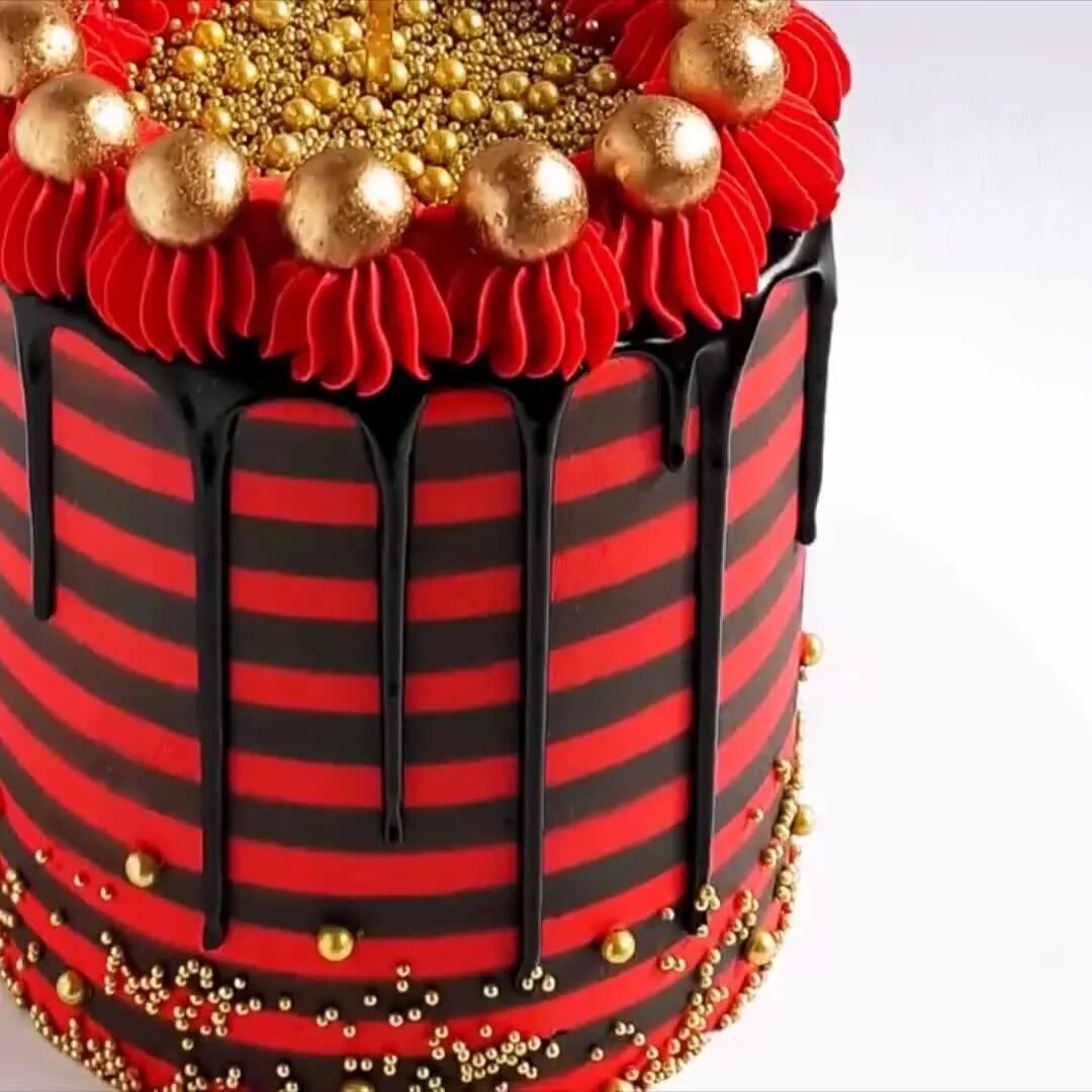 Торт с красным декором. Торт красный с золотом декор. Красный торт с золотым декором. Торт черный красный золотой.