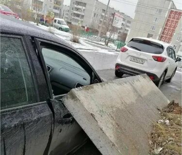 Машины ставят на тротуары