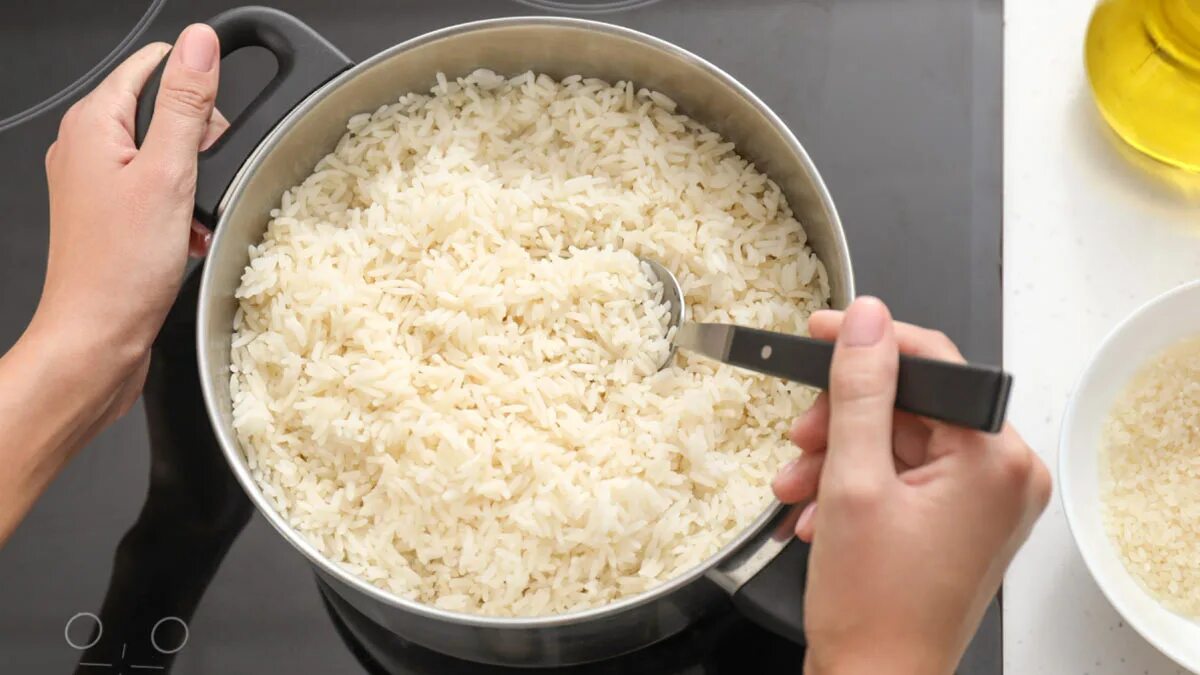 Рис в кипящую или холодную. Готовка риса. Посуда для варки риса. Контейнер для варки риса. Фотография варки риса.