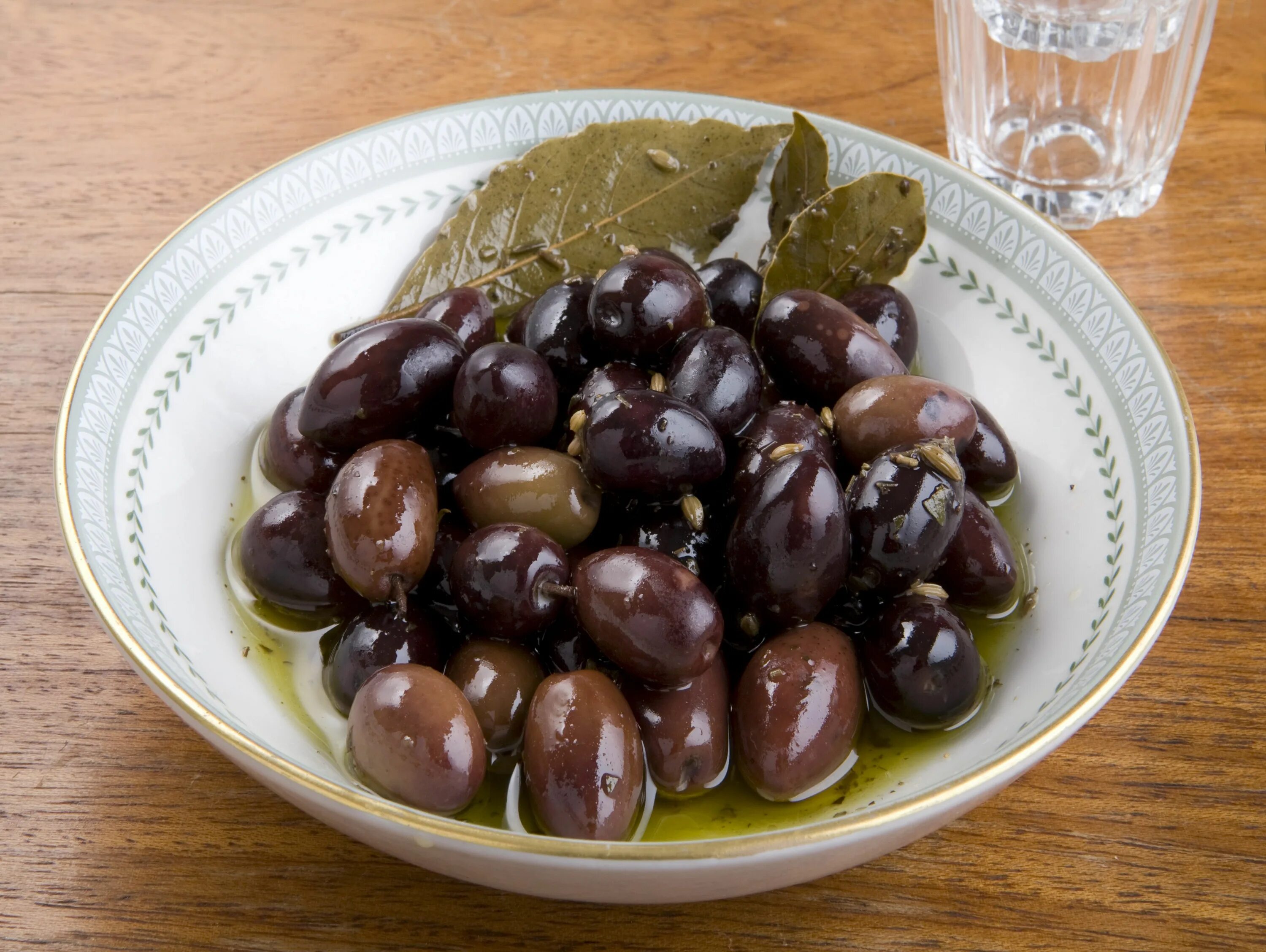 Kalamata оливки фото. Аджарские маслины. Оливки каламата на дереве. Красные оливки каламата. Greek olives.